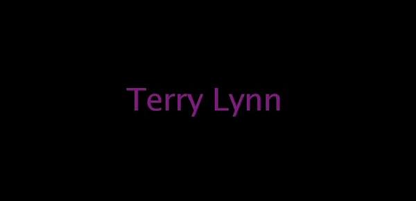  Una provocante Terry Lynn si masturba con un grosso giocattolo
